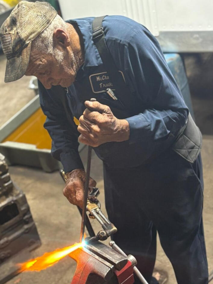 Bricy welding a part